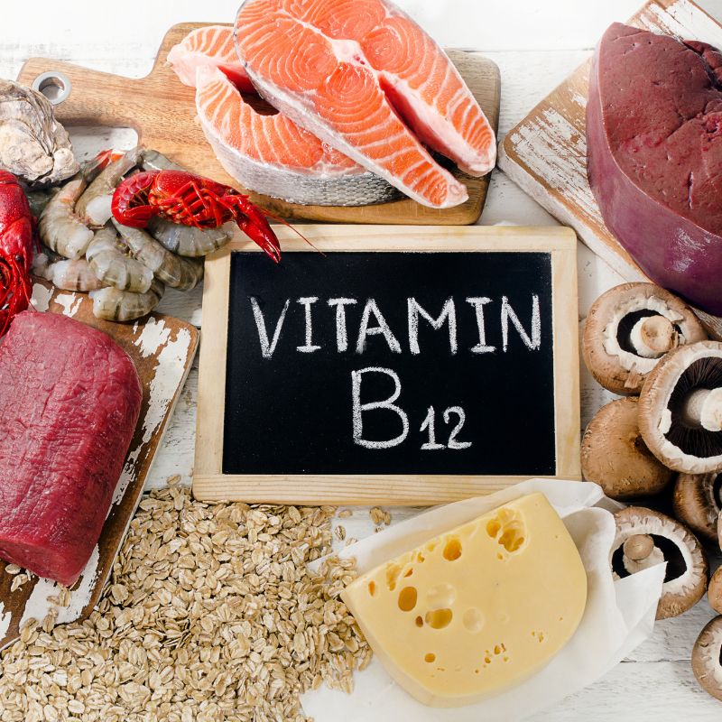 Composition graphique violette et dorée consacrée à la vitamine B12