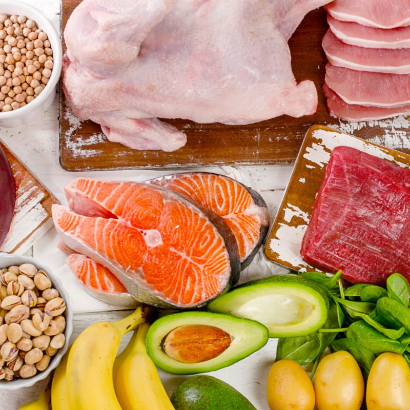 Illustration de pois chiches, poisson, banane et pomme de terre, sources de vitamine B6