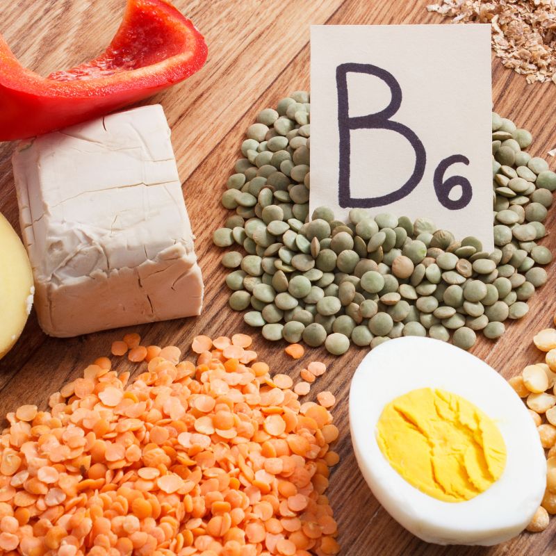 Illustration éditoriale violette et dorée consacrée à la vitamine B6