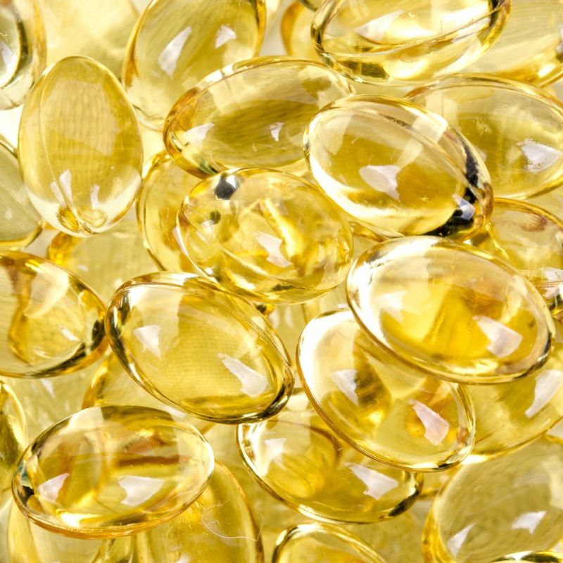 Illustration éditoriale violette et dorée consacrée à la vitamine D3