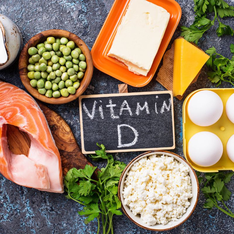Illustration de poissons gras, jaune d’œuf et aliments enrichis, sources de vitamine D3